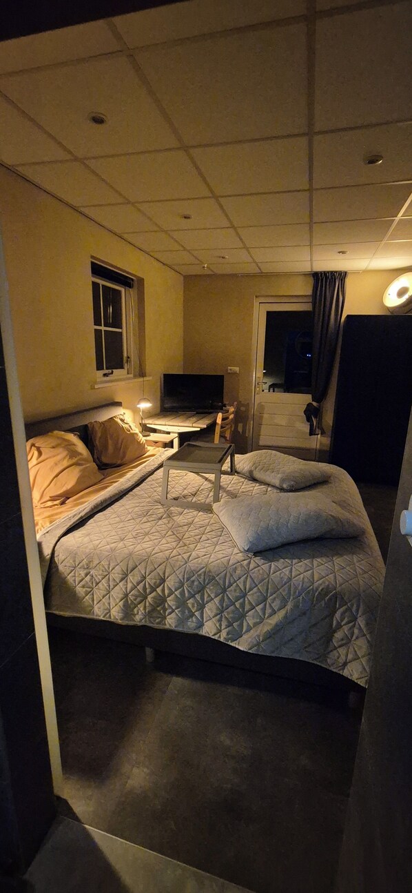 1 quarto, Wi-Fi de cortesia, roupa de cama