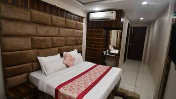 Deluxe Room | 1 bedroom, in-room safe, desk, free WiFi
