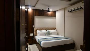 Premium Room | 1 bedroom, in-room safe, desk, free WiFi