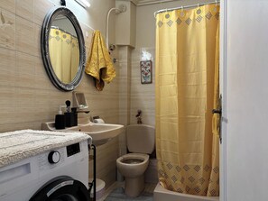 Hair dryer, towels, toilet paper - Wake up with a view of Kassiopi Harbour. Best view you can get.  (Corfu)