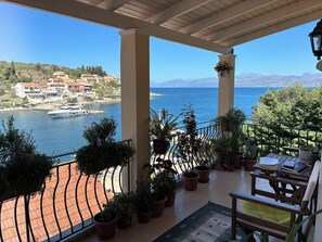 Outdoor dining - Wake up with a view of Kassiopi Harbour. Best view you can get.  (Corfu)