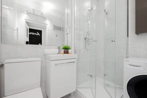 Shower, hair dryer, towels, shampoo
