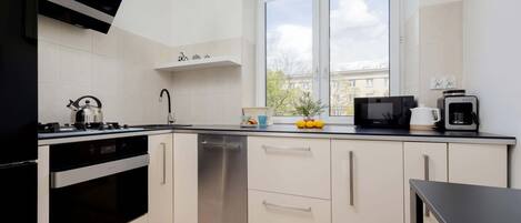 Geladeira, micro-ondas, fogão, cooktop