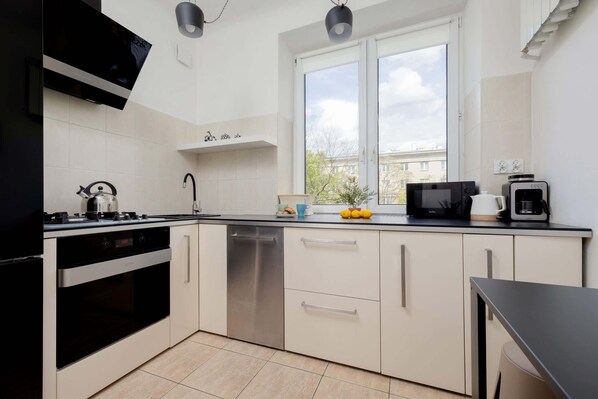 Fridge, microwave, oven, stovetop