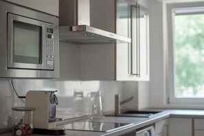 Fridge, microwave, oven, stovetop - Cozy, modern, and newly renovated 80m2 apartment in the heart of Charlottenburg (Berlin)