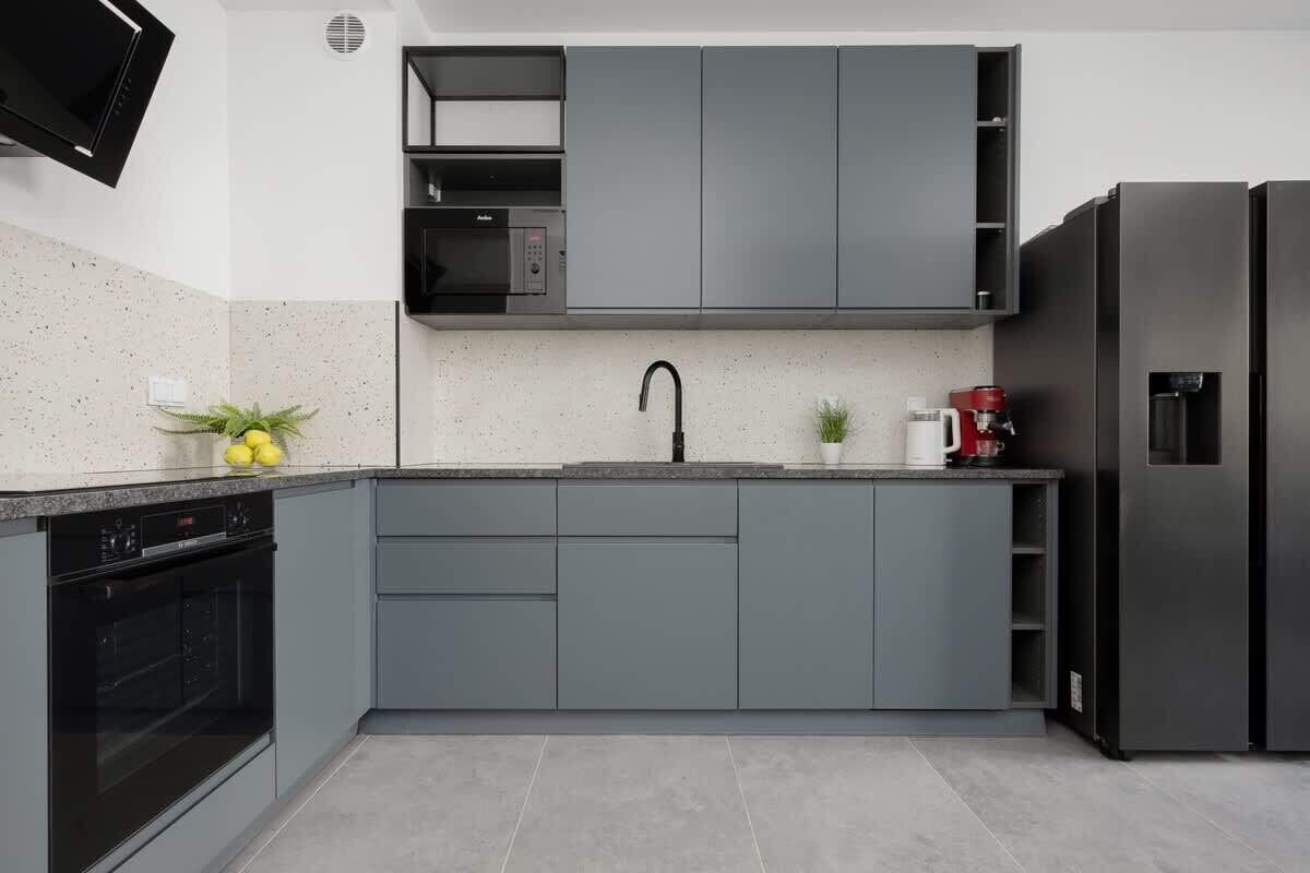 Kjøleskap, mikrobølgeovn, ovn og kokeplater