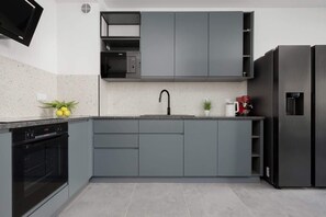 冷蔵庫、電子レンジ、オーブン、コンロ