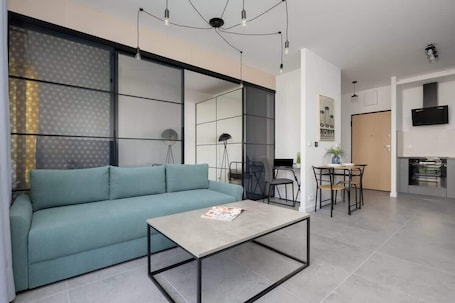 TV. Stylish Apartment with Garden | Private Parking and Air Conditioning