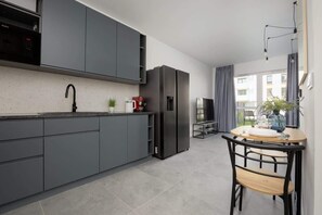 冷蔵庫、電子レンジ、オーブン、コンロ