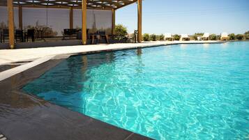 Una piscina al aire libre de temporada