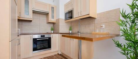 Réfrigérateur, micro-ondes, four, plaque de cuisson