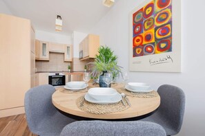 Dining - Spacious Apartment with Parking and Balcony by Noclegi Renters (Warszawa)