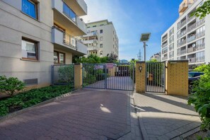 Exterior - Spacious Apartment with Parking and Balcony by Noclegi Renters (Warszawa)