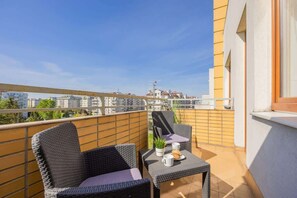 Property grounds - Spacious Apartment with Parking and Balcony by Noclegi Renters (Warszawa)