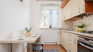 Frigorífico, horno, placa de cocina y lavavajillas