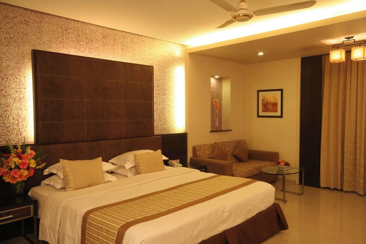 Double Room | In-room safe, iron/ironing board (on request), WiFi (free)