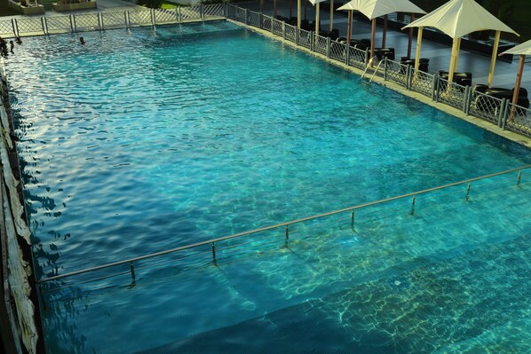 Una piscina al aire libre