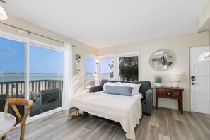 2 habitaciones, escritorio y tabla de planchar con plancha