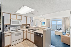 ثلاجة، ميكروويف، فرن، موقد طهي مسطح