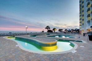 Een binnenzwembad, een buitenzwembad