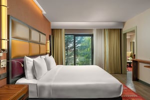 家庭套房, 1 张特大床和 1 张沙发床, 花园景观 | 高档床上用品、迷你吧、笔记本电脑工作区、隔音