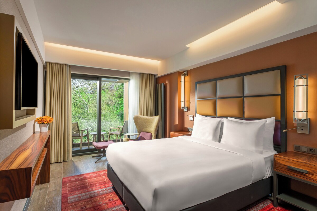 Chambre familiale, vue sur la piscine | Literie de qualité, minibar