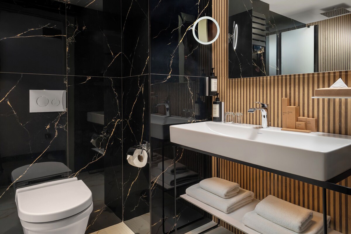 Habitación estándar, vistas parciales al mar | Baño | Secador de pelo, zapatillas, toallas y jabón