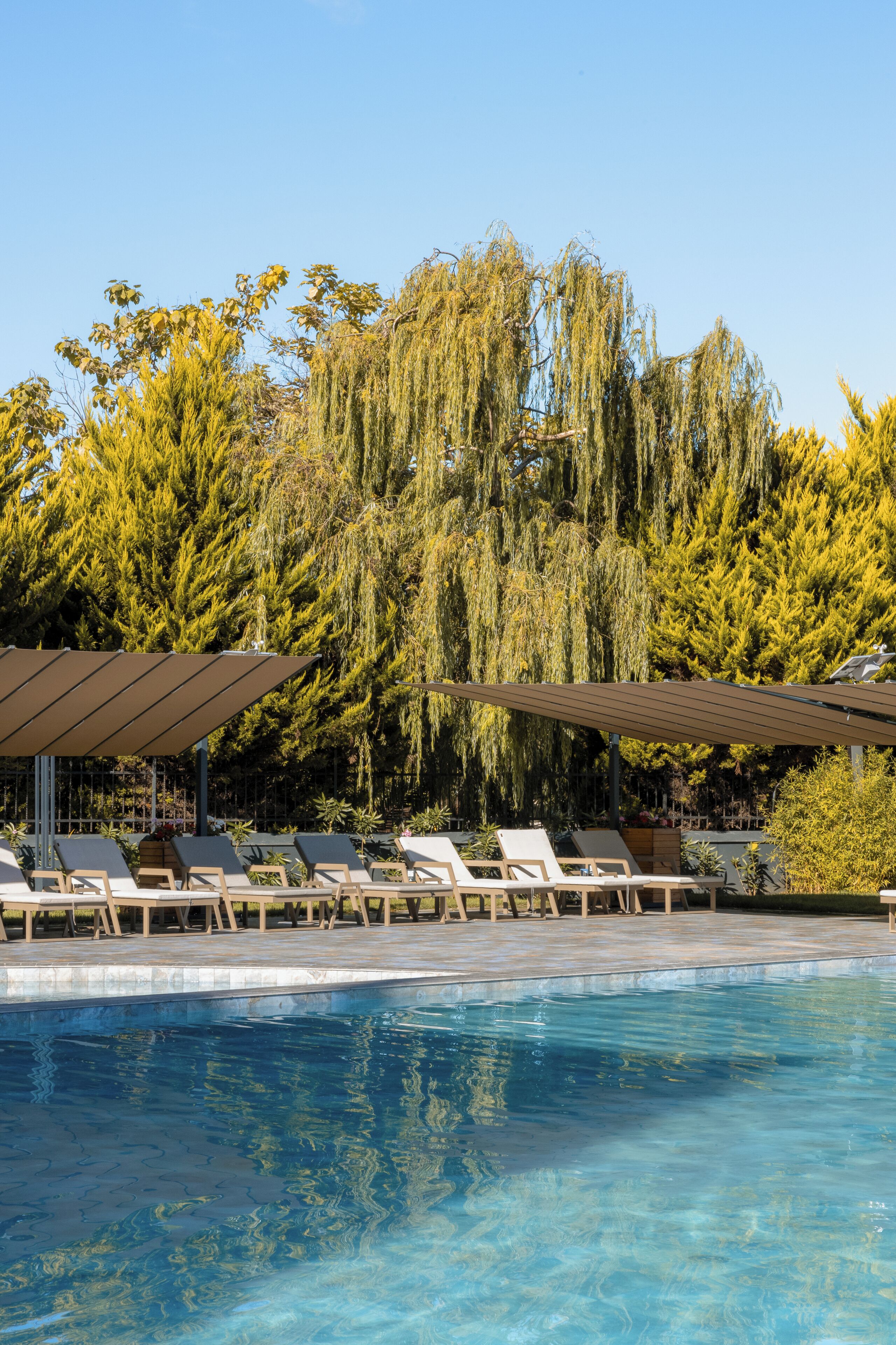 Seasonal outdoor pool, free cabanas, pool umbrellas