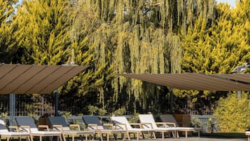 Seasonal outdoor pool, free cabanas, pool umbrellas