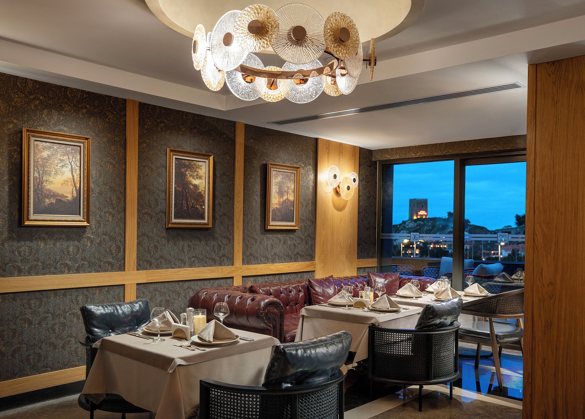 3 restaurants, lunch served