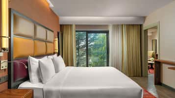 Familjerum - flera sängar - balkong - utsikt mot trädgården | Arbetsyta för laptop, ljudisolering, gratis wi-fi och sängkläder