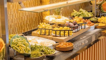 3 restaurants, lunch served