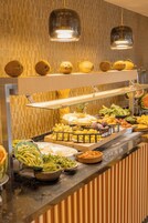 3 间餐厅，供应午餐