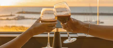 3 restaurants, lunch served