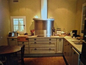 Fridge, microwave, oven, stovetop - Family property with swimming pool and views over the Dordogne valley. (Pechs-de-l'Espérance)