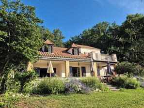 Exterior - Family property with swimming pool and views over the Dordogne valley. (Pechs-de-l'Espérance)
