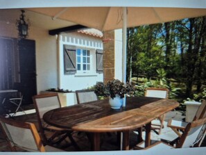 Outdoor dining - Family property with swimming pool and views over the Dordogne valley. (Pechs-de-l'Espérance)