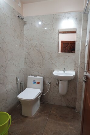 シャワー、バスローブ、タオル