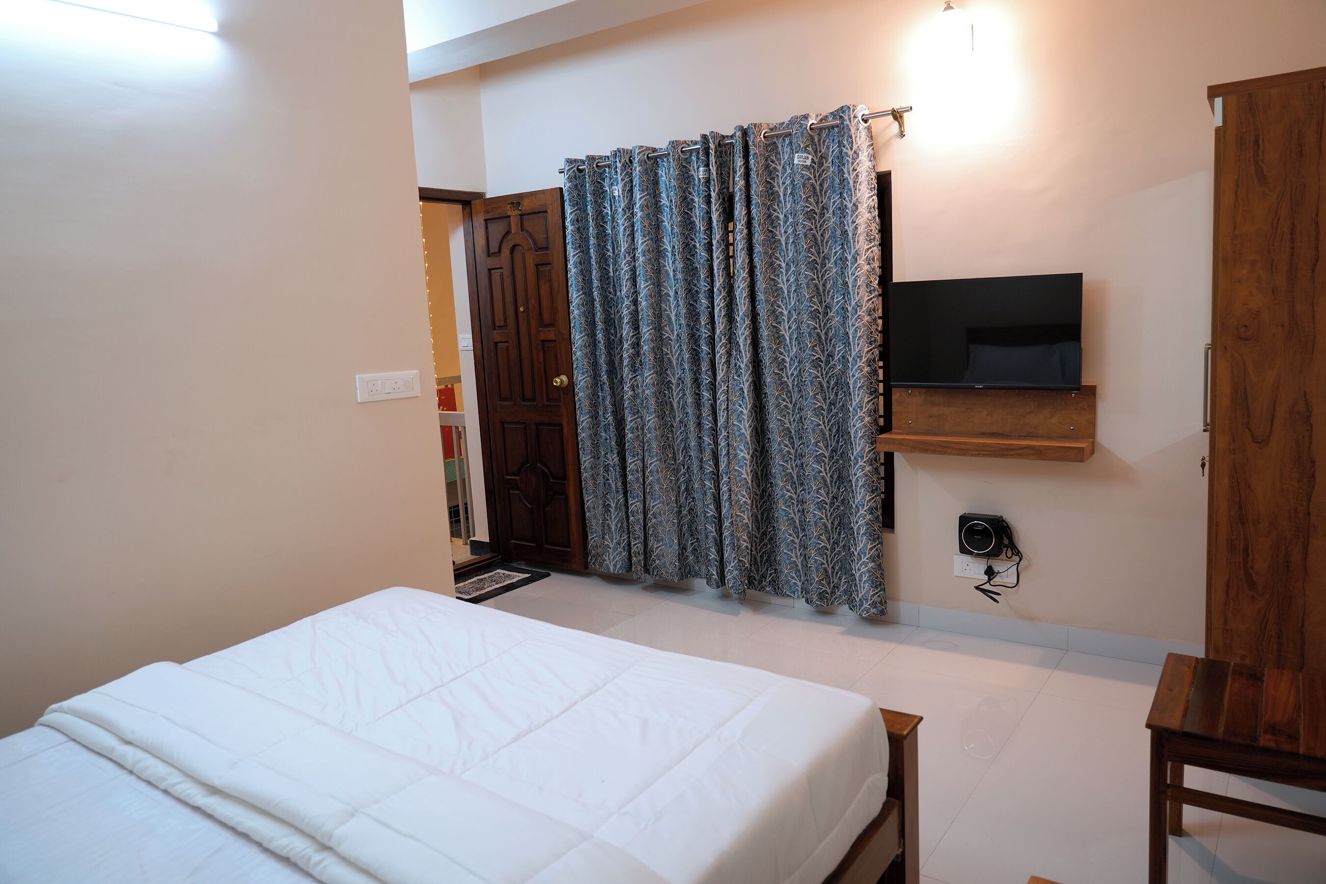 Egyptian cotton sheets, premium bedding, free WiFi