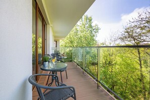 Apartamento, 2 quartos, 2 banheiros, ao lado da praia | Sacada