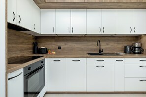 Apartamento, 2 quartos, 2 banheiros, ao lado da praia | Cozinha privada | Fogão, cafeteira/chaleira, chaleira elétrica, freezer