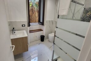 Shower, hair dryer, bidet, towels - 1 Bedroom Apartment in Catania (Catania)