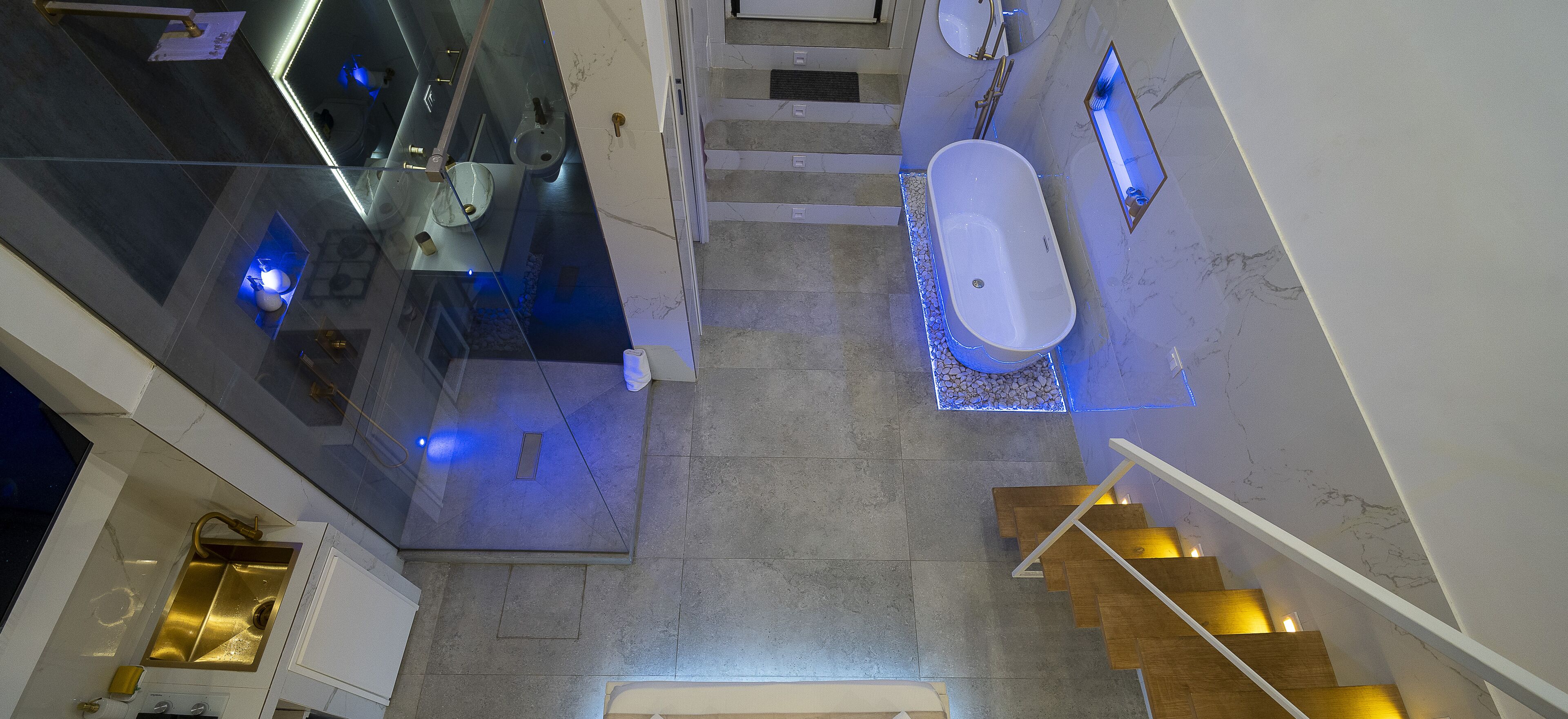 Secadora de cabello, bidet, toallas, jabón 