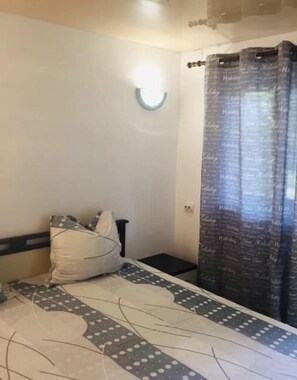 5 bedrooms, iron/ironing board, WiFi, bed sheets