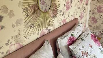 5 habitaciones, tabla de planchar con plancha, wifi y ropa de cama