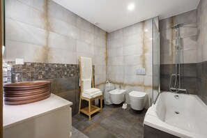 Haartrockner, Bidet, Handtücher, Seife
