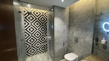 Studio | Kamar mandi | Kombinasi shower/bathtub, bathtub besar, dan perlengkapan mandi gratis