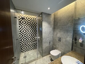 Studio | Badezimmer | Duschwanne, Komfortbadewanne, kostenlose Toilettenartikel, Haartrockner