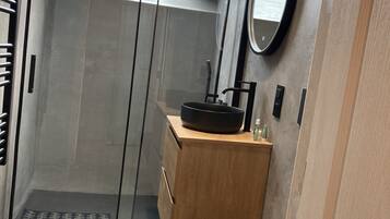 Dusche, kostenlose Toilettenartikel, Haartrockner, Bademäntel