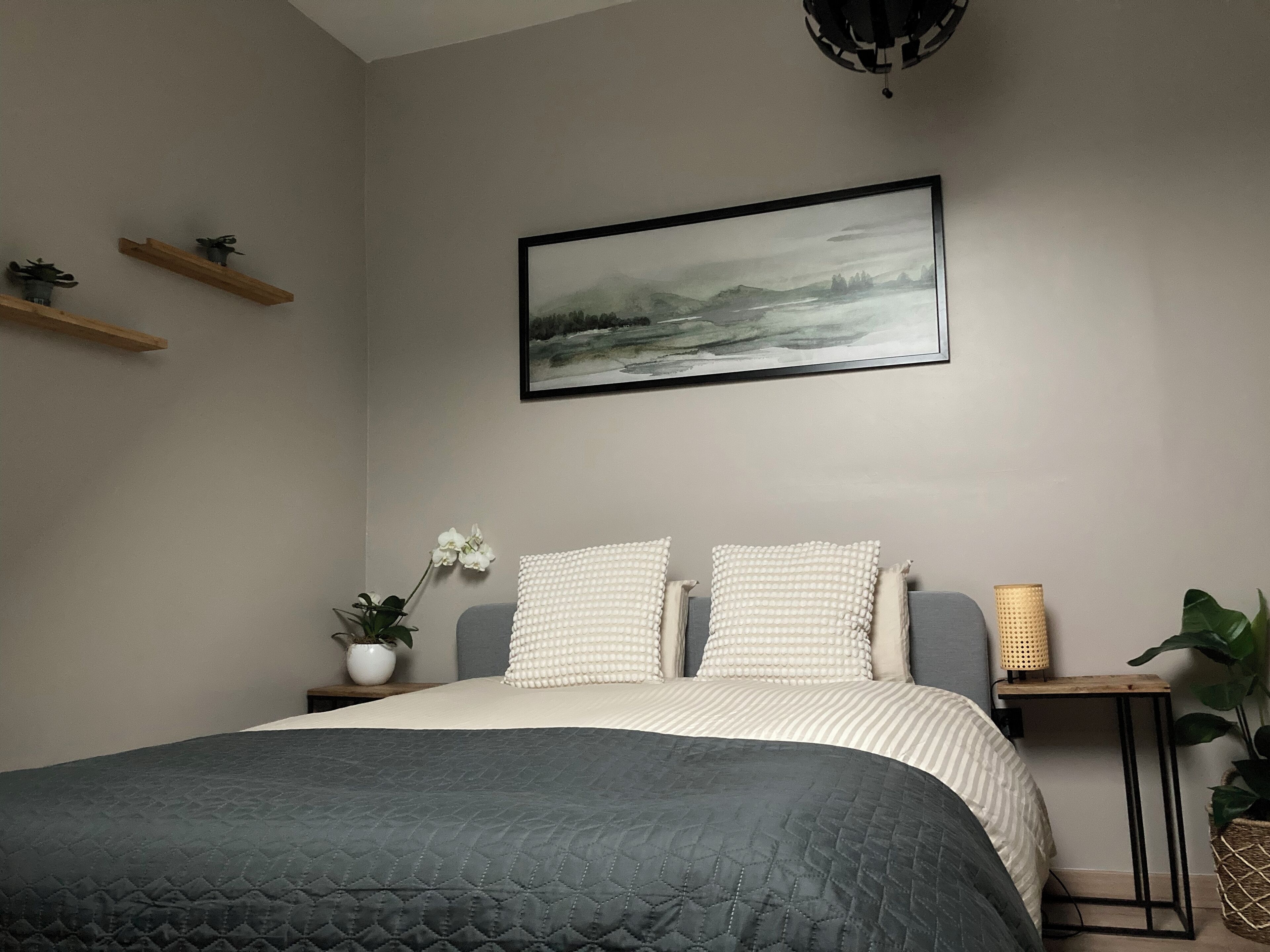 2 dormitorios, caja fuerte, escritorio y tabla de planchar con plancha